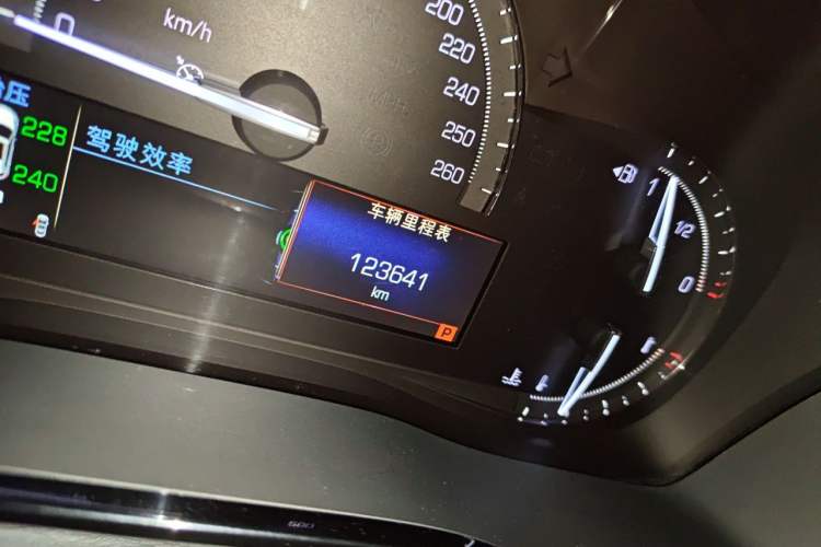 Used Cadillac XT5 2018 28E Four-Wheel Drive Tech Version Odometer Close Up