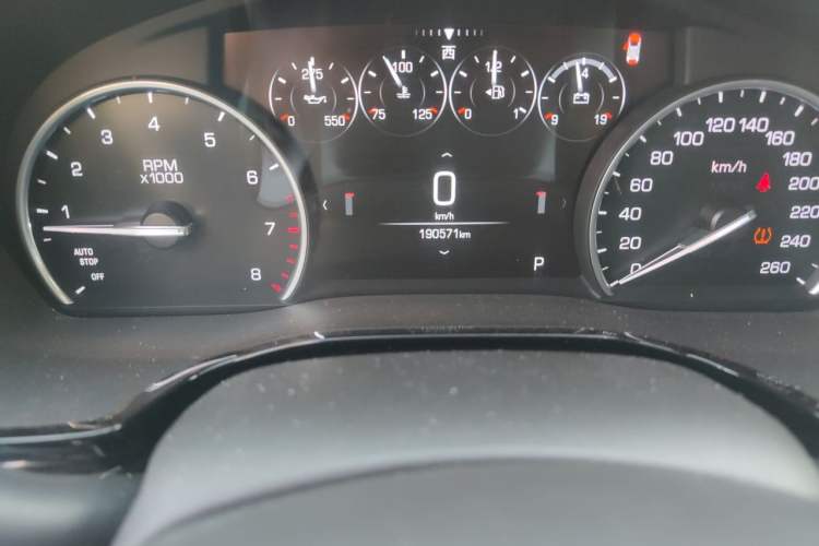 Used Cadillac XT5 2018 25T Luxury Model Odometer Close Up