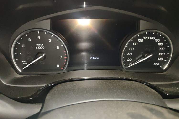 Used Cadillac XT5 2018 25T Luxury Model Odometer Close Up