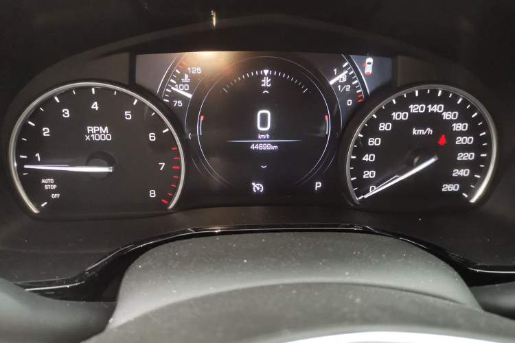 Used Cadillac XT5 2018 25T Luxury Model Odometer Close Up