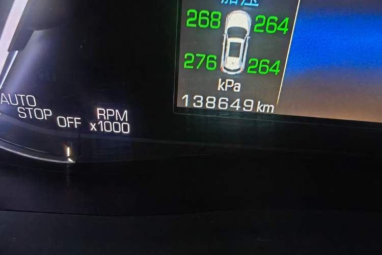 Used Cadillac XT5 2018 25T Luxury Model Odometer Close Up