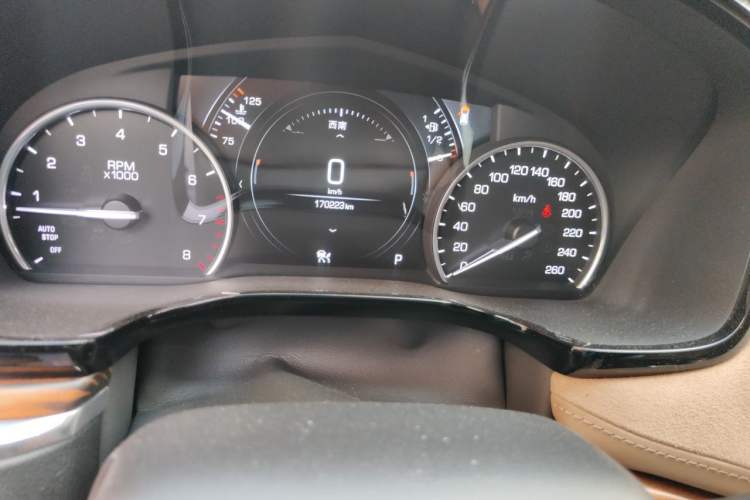 Used Cadillac XT5 2018 28E 4x4 Platinum Edition Odometer Close Up