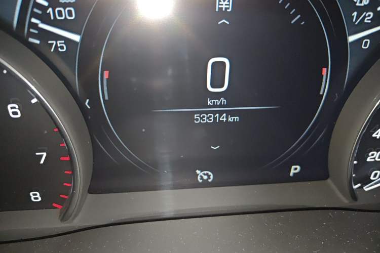 Used Cadillac XT5 2018 25T Luxury Model Odometer Close Up