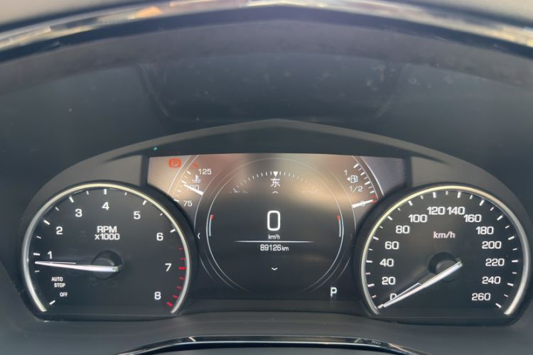 Used Cadillac XT5 2018 25T Luxury Model Odometer Close Up