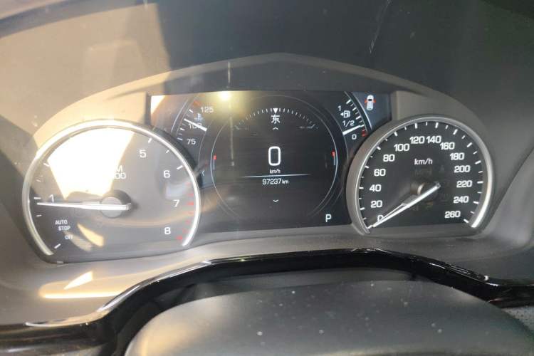 Used Cadillac XT5 2018 25T Luxury Model Odometer Close Up