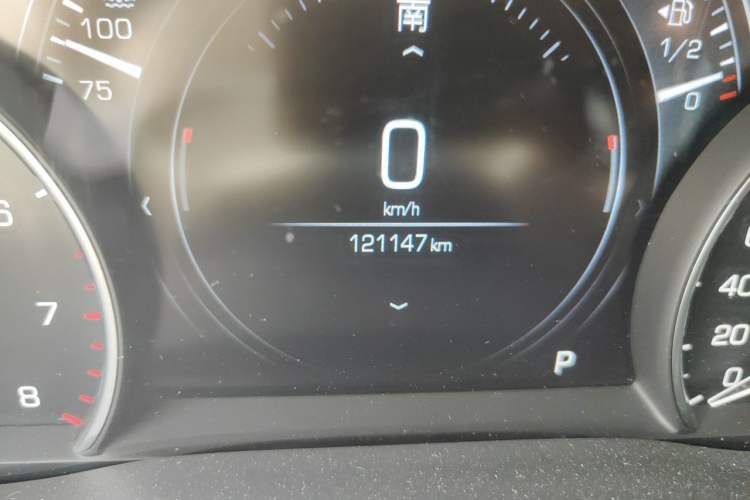 Used Cadillac XT5 2018 25T Luxury Model Odometer Close Up