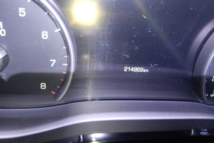 Used Cadillac XT5 2018 25T Luxury Model Odometer Close Up