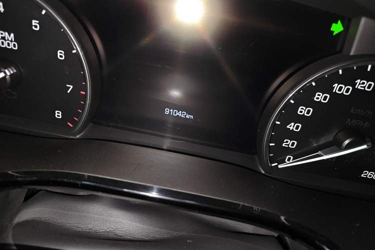 Used Cadillac XT5 2018 25T Luxury Model Odometer Close Up