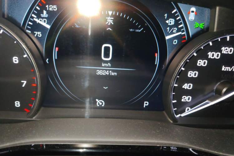 Used Cadillac XT5 2018 25T Luxury Model Odometer Close Up