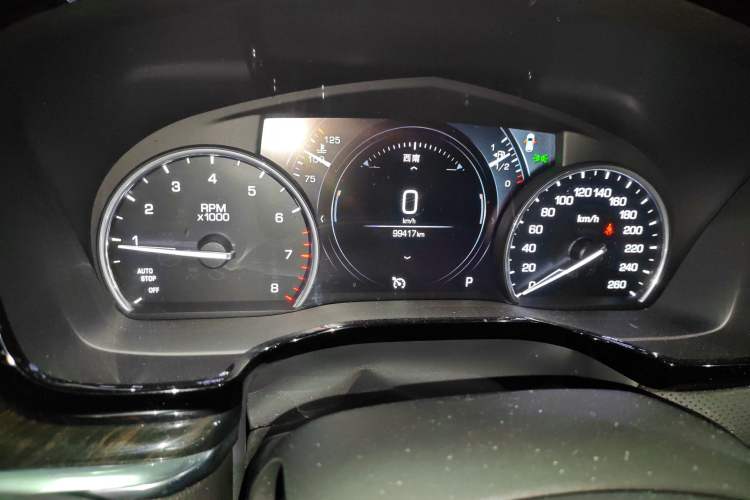Used Cadillac XT5 2018 25T Luxury Model Odometer Close Up