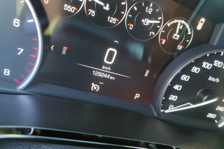 Used Cadillac XT5 2018 28T Four-Wheel Drive Luxury Model Odometer Close Up
