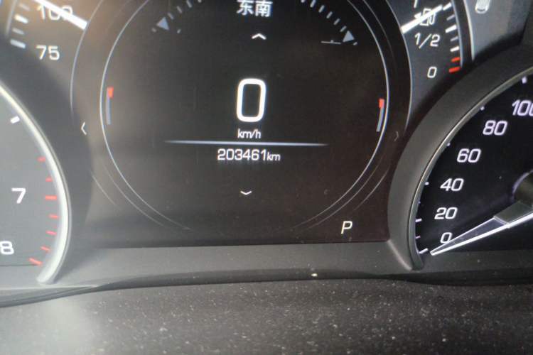 Used Cadillac XT5 2018 25T Luxury Model Odometer Close Up