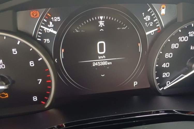 Used Cadillac XT5 2018 25T Luxury Model Odometer Close Up