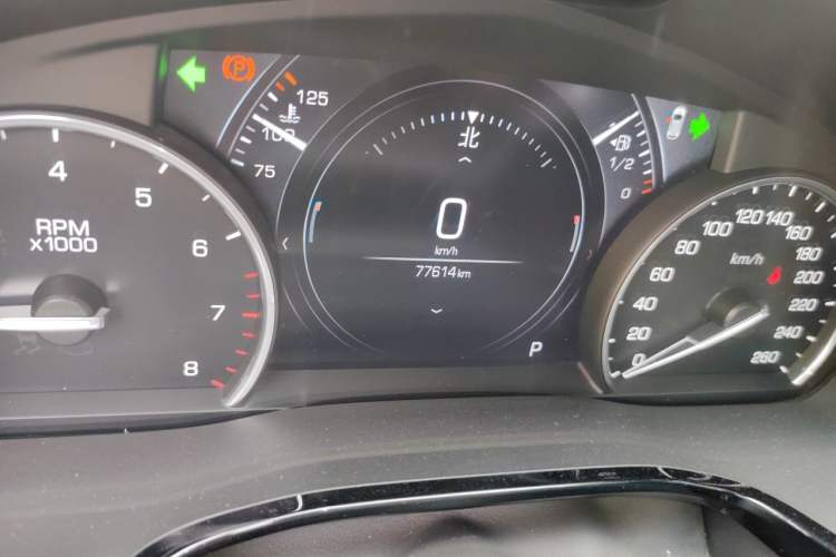 Used Cadillac XT5 2018 25T Luxury Model Odometer Close Up