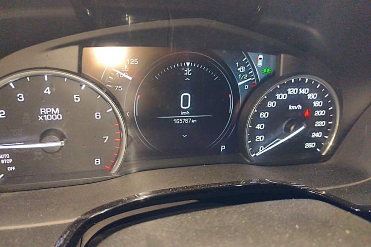 Used Cadillac XT5 2018 25T Luxury Model Odometer Close Up
