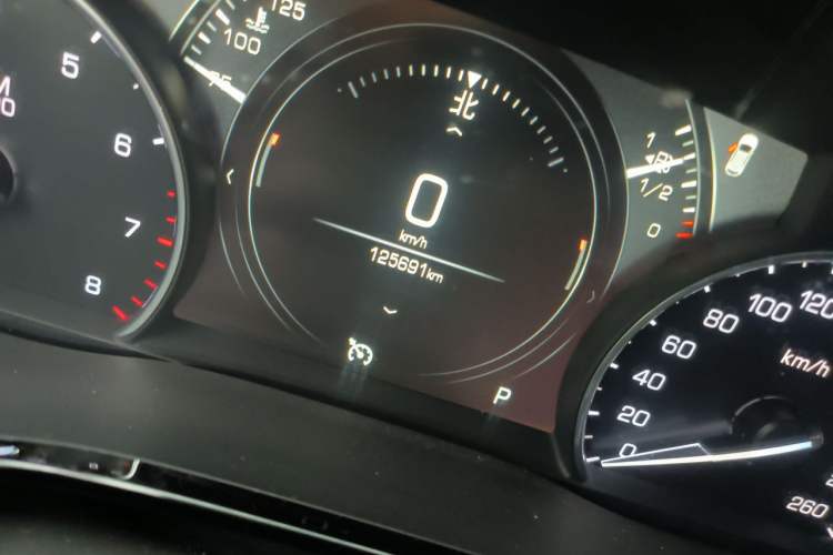 Used Cadillac XT5 2018 25T Luxury Model Odometer Close Up