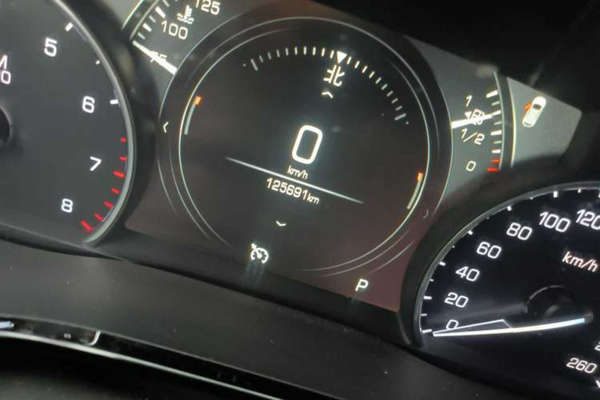 Used Cadillac XT5 2018 25T Luxury Model Odometer Close Up