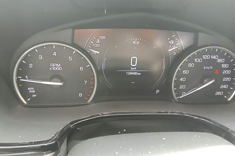 Used Cadillac XT5 2018 25T Luxury Model Odometer Close Up