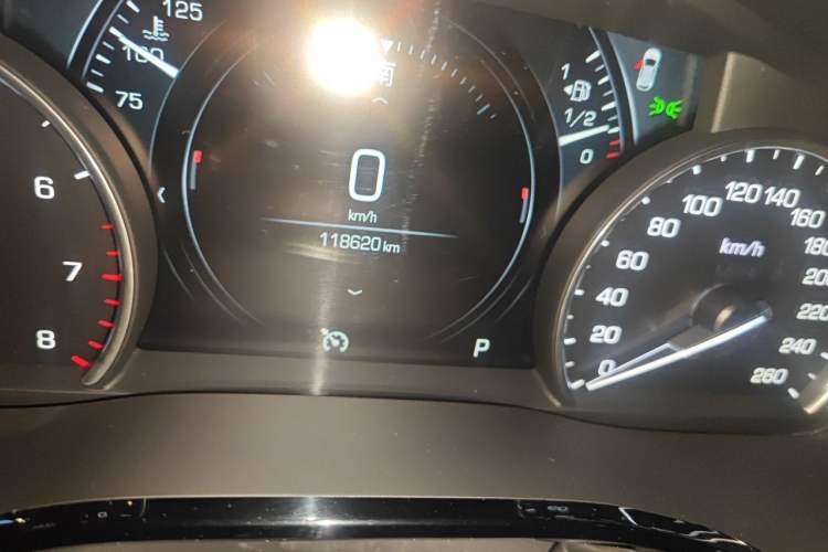 Used Cadillac XT5 2018 25T Luxury Model Odometer Close Up