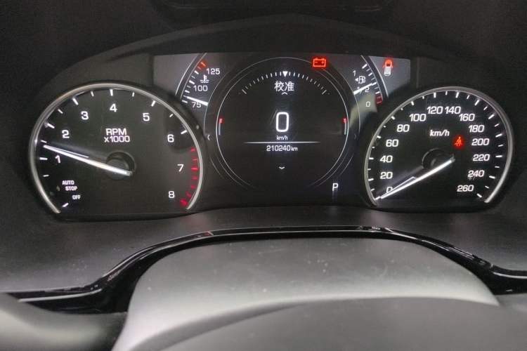 Used Cadillac XT5 2018 25T Luxury Model Odometer Close Up
