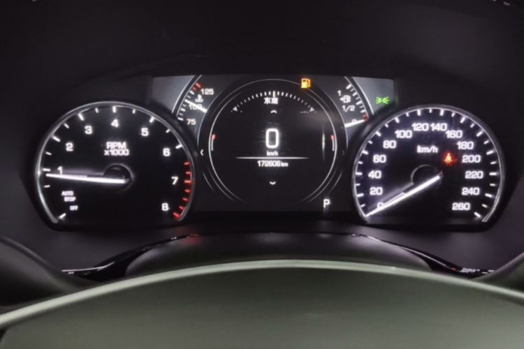 Used Cadillac XT5 2018 25T Luxury Model Odometer Close Up