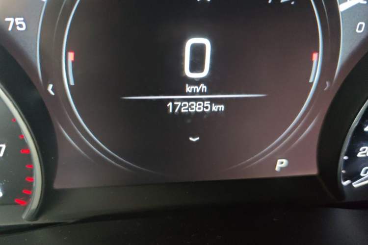 Used Cadillac XT5 2018 25T Luxury Model Odometer Close Up