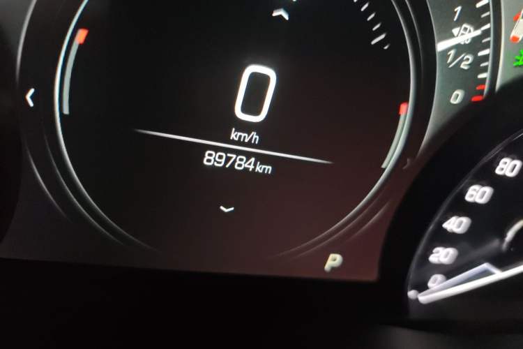 Used Cadillac XT5 2018 25T Luxury Model Odometer Close Up