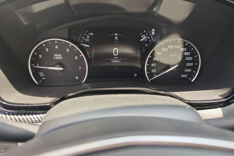 Used Cadillac XT5 2018 25T Luxury Model Odometer Close Up