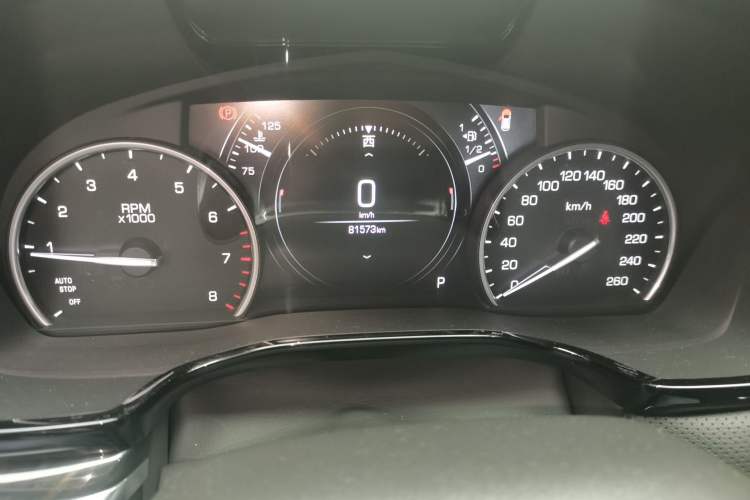 Used Cadillac XT5 2018 25T Luxury Model Odometer Close Up