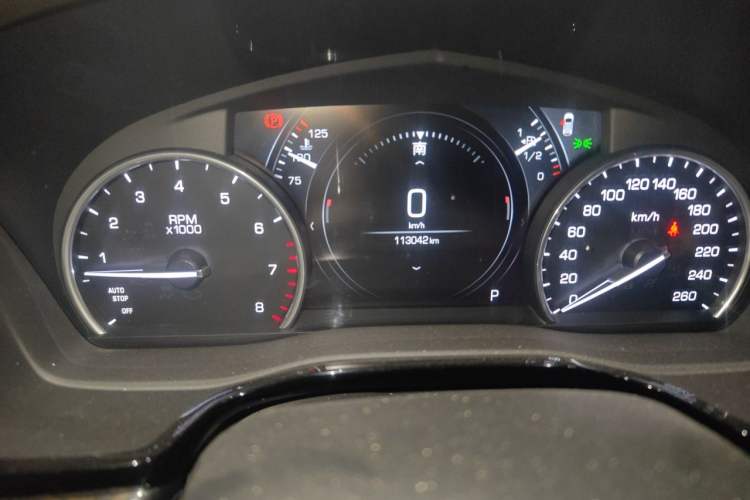 Used Cadillac XT5 2018 25T Luxury Model Odometer Close Up