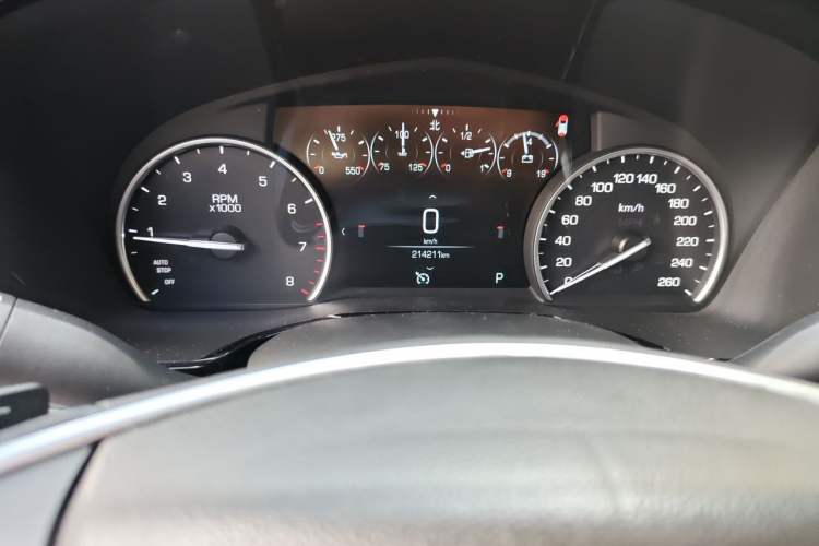 Used Cadillac XT5 2018 25T Luxury Model Odometer Close Up