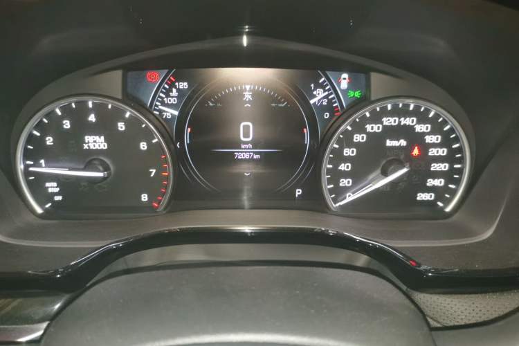 Used Cadillac XT5 2018 25T Luxury Model Odometer Close Up