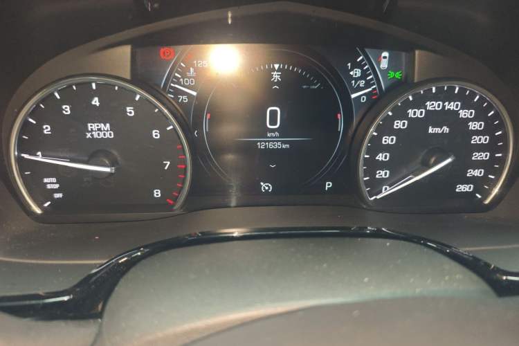 Used Cadillac XT5 2018 25T Luxury Model Odometer Close Up