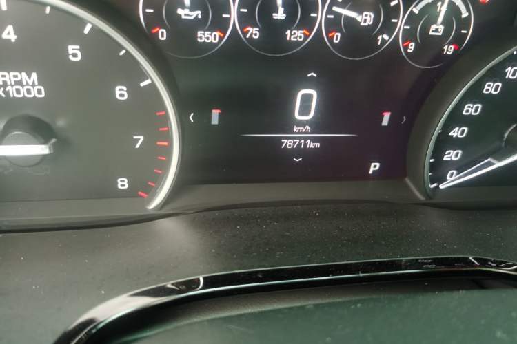 Used Cadillac XT5 2018 25T Luxury Model Odometer Close Up
