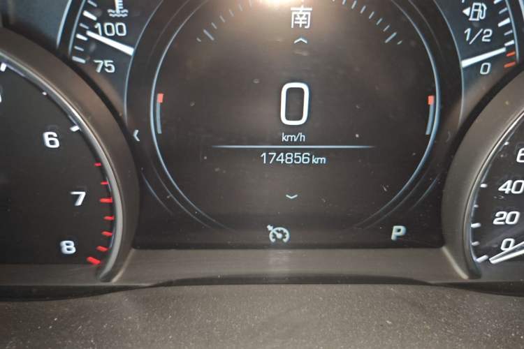 Used Cadillac XT5 2018 25T Luxury Model Odometer Close Up
