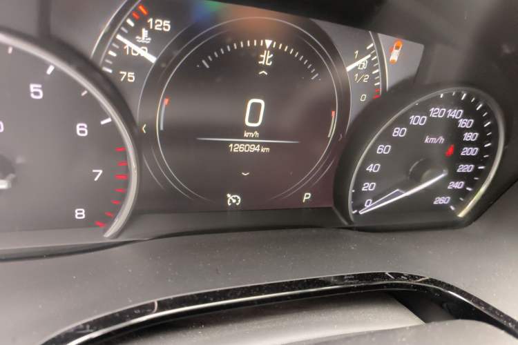 Used Cadillac XT5 2018 25T Luxury Model Odometer Close Up