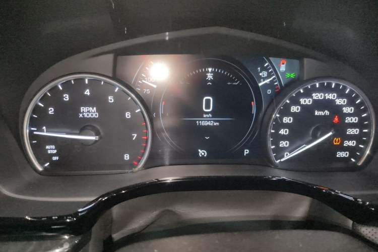 Used Cadillac XT5 2018 25T Luxury Model Odometer Close Up