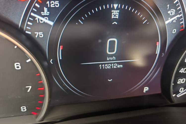 Used Cadillac XT5 2018 25T Luxury Model Odometer Close Up