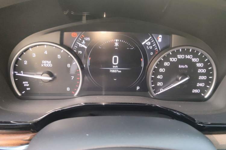 Used Cadillac XT5 2018 28E 4x4 Platinum Edition Odometer Close Up