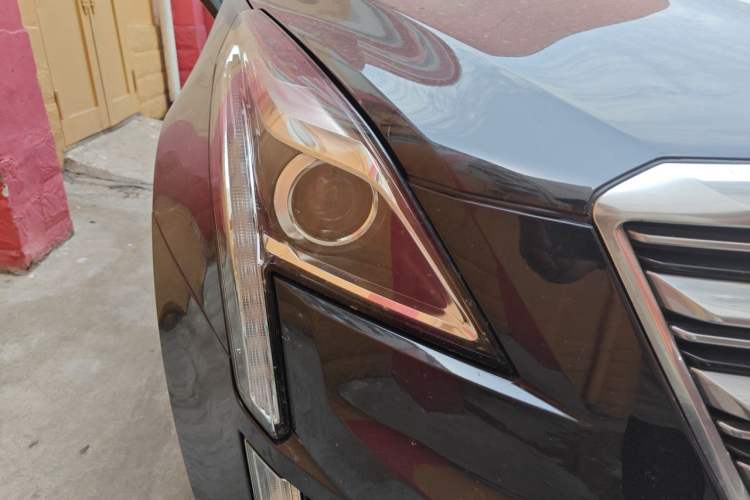 Used Cadillac XT5 2018 28E Four-Wheel Drive Tech Version Right Front Headlight