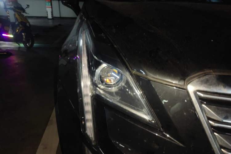 Used Cadillac XT5 2018 28E Four-Wheel Drive Tech Version Right Front Headlight