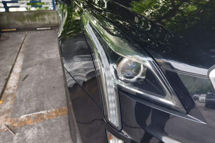 Used Cadillac XT5 2018 25T Tech Model Right Front Headlight