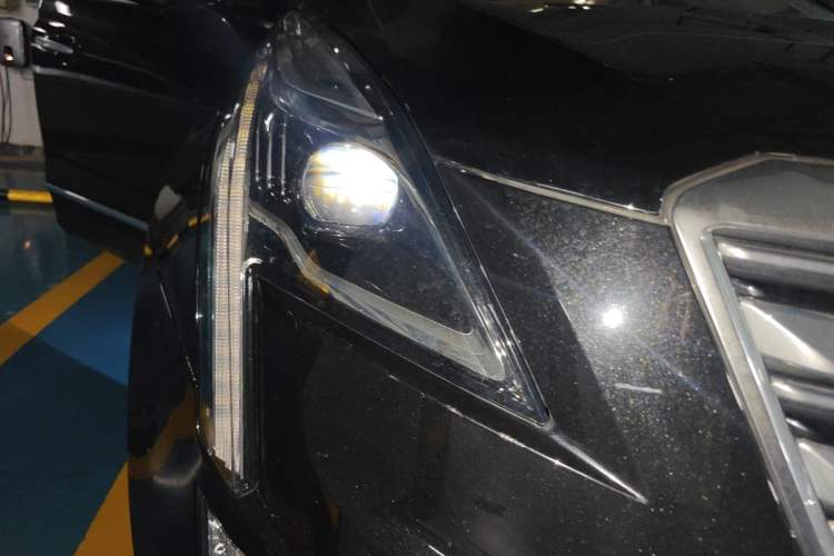 Used Cadillac XT5 2018 28T Four-Wheel Drive Luxury Model Right Front Headlight