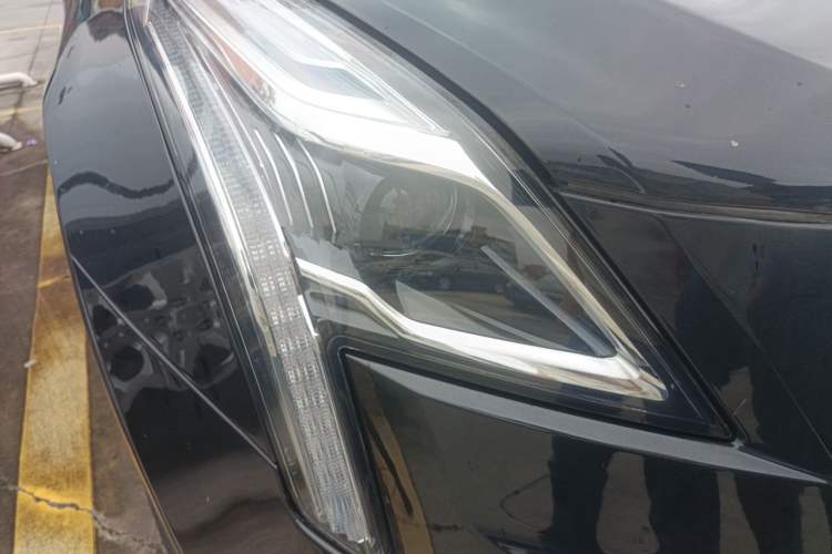 Used Cadillac XT5 2018 28T Four-Wheel Drive Luxury Model Right Front Headlight