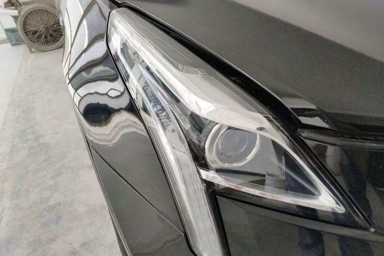 Used Cadillac XT5 2018 28E Four-Wheel Drive Tech Version Right Front Headlight