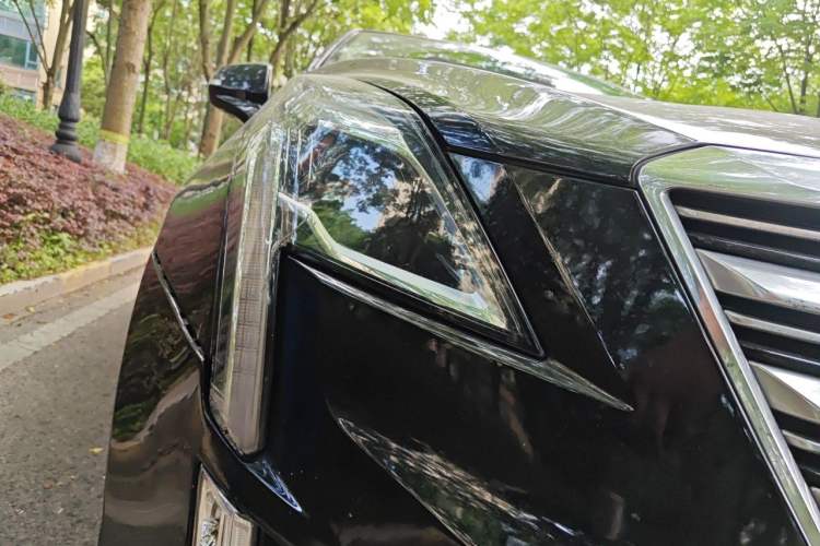 Used Cadillac XT5 2018 28T Four-Wheel Drive Luxury Model Right Front Headlight