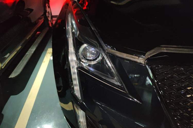 Used Cadillac XT5 2018 28E Four-Wheel Drive Tech Version Right Front Headlight