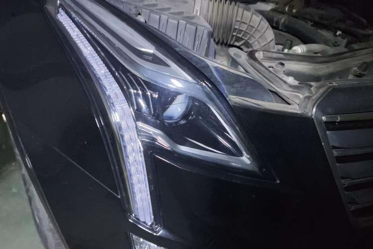 Used Cadillac XT5 2018 28T Four-Wheel Drive Luxury Model Right Front Headlight