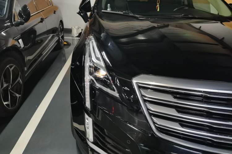 Used Cadillac XT5 2018 28T Four-Wheel Drive Luxury Model Right Front Headlight