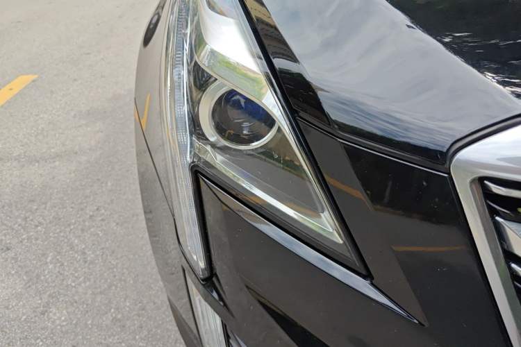 Used Cadillac XT5 2018 25T Luxury Model Right Front Headlight